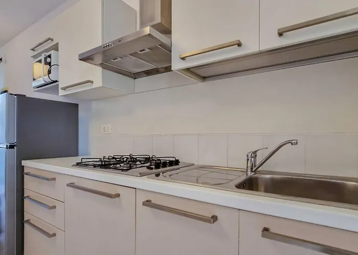 Modern Flat With Big Swimming Pool And Balcony Apartment *