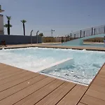 Modern Flat With Big Swimming Pool And Balcony 公寓 比比翁