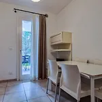 Modern Flat With Big Swimming Pool And Balcony 公寓
