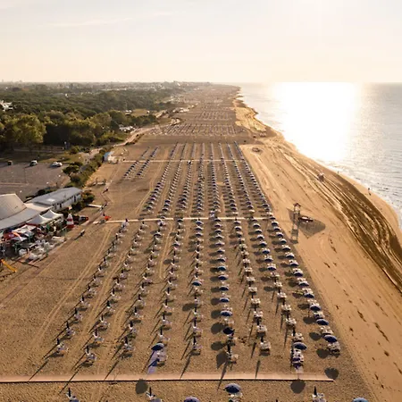 Modern Flat With Big Swimming Pool And Balcony דירה *