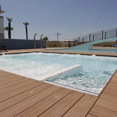 Modern Flat With Big Swimming Pool And Balcony דירה ביביונה