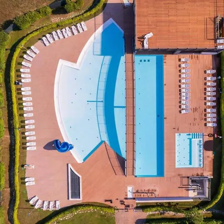 Modern Flat With Big Swimming Pool And Parking Бібіоне