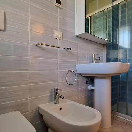 Апартаменти Modern Flat With Big Swimming Pool And Parking