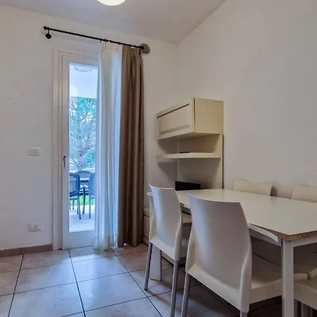 Modern Flat With Big Swimming Pool And Parking Апартаменти