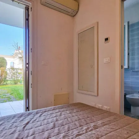 Modern Flat With Big Swimming Pool And Parking Апартаменти