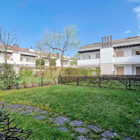 Апартаменти Modern Flat With Big Swimming Pool And Parking *