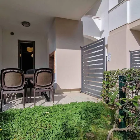 Апартаменти Modern Flat With Big Swimming Pool And Parking Бібіоне