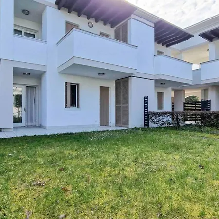 Апартаменти Modern Flat With Big Swimming Pool And Parking Бібіоне