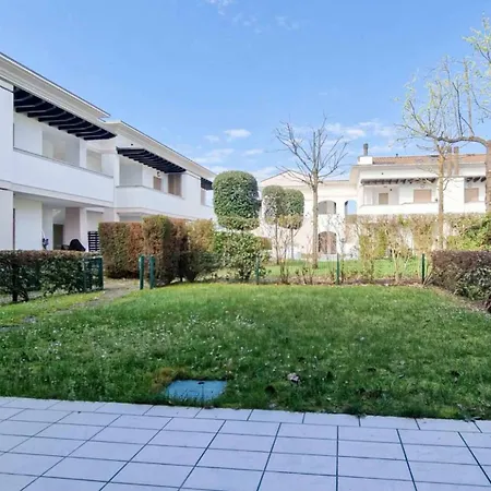 Modern Flat With Big Swimming Pool And Parking