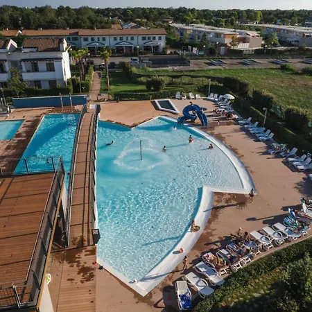 Апартаменти Modern Flat With Big Swimming Pool And Parking