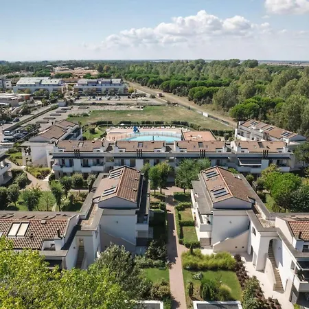 Daire Modern Flat With Big Swimming Pool And Balcony