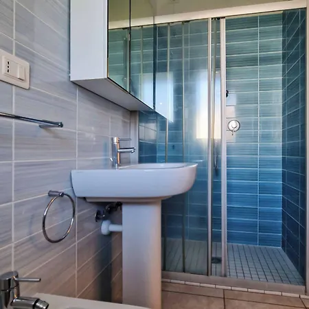 Апартаменти Modern Flat With Big Swimming Pool And Parking