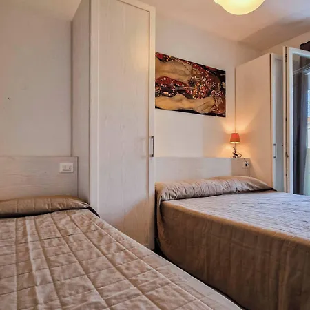 Modern Flat With Big Swimming Pool And Parking Бібіоне
