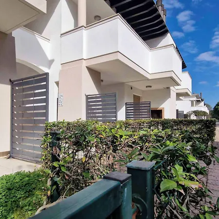 Modern Flat With Big Swimming Pool And Parking Апартаменти