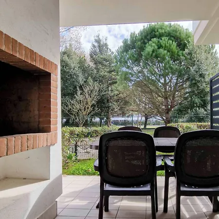 Апартаменти Modern Flat With Big Swimming Pool And Parking