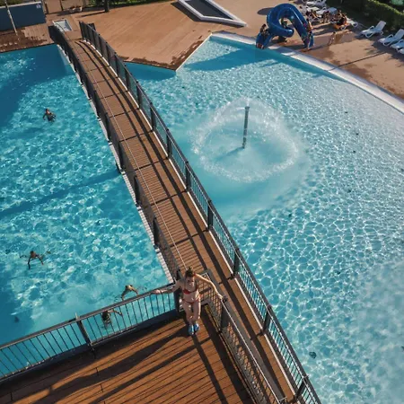 Апартаменти Modern Flat With Big Swimming Pool And Parking Бібіоне