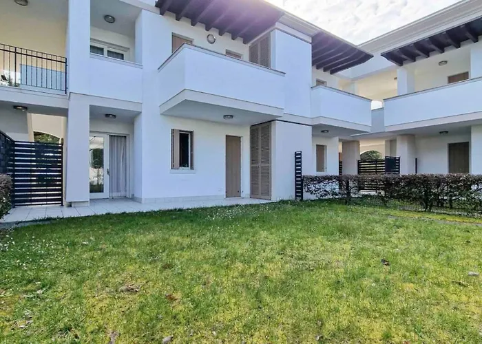 Διαμέρισμα Modern Flat With Big Swimming Pool And Balcony Μπιμπιόνε